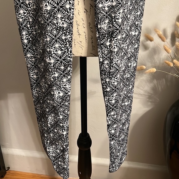 Beautiful black and white print yoga leggings SZ L  NWT - Picture 3 of 4
